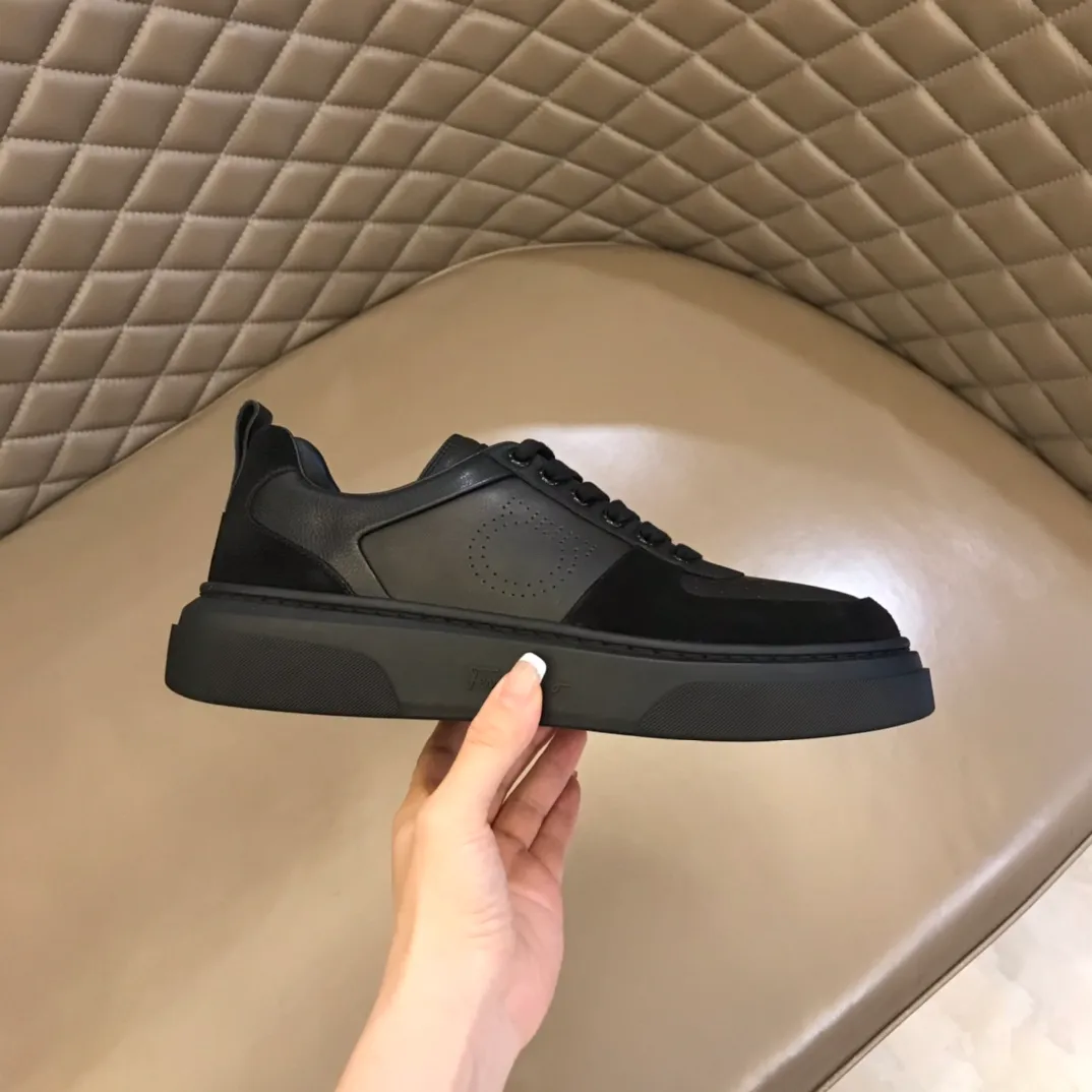 p420 "Salvatore Ferraga**" men's low-cut fashion sneakers. This casual shoe has a novel structure and is made of soft calfskin. The contrasting color elements on the upper highlight the bold and avant-garde atmosphere. The first-layer cowhide lining is high-end and comfortable. Energetic and fresh, these shoes can be worn with casual looks or add a touch of street style to elegant trousers.  Size: 38-44